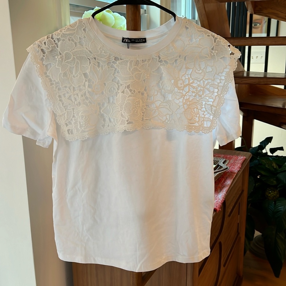 White top with lace collar